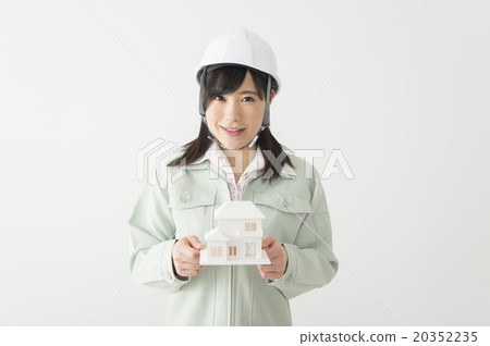 Workers with housing models Workers with housing models 20352235