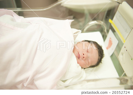 一個腳型的新生嬰兒 20352724