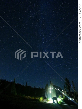 Starry sky in Mount Rainier National Park, Washington, USA 20352733
