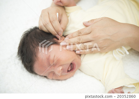 新生兒洗澡後護理耳朵清潔 20352860