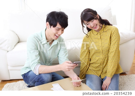 一對夫婦用智能手機管理家庭帳簿 一對夫婦用智能手機管理家庭帳簿 20354239
