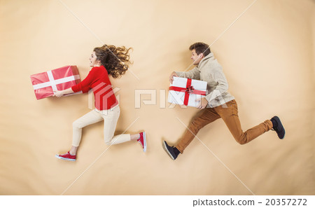 Young couple with Christmas presents 20357272