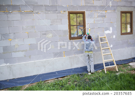 Man insulating windows 20357685
