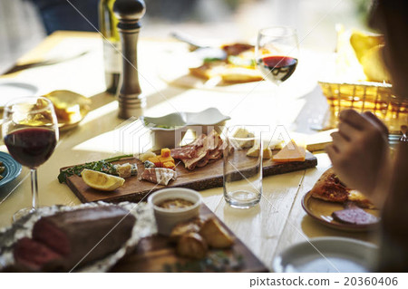 和朋友一起用餐 20360406