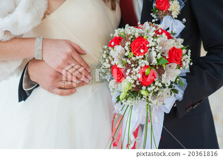 Bride holding a beautiful wedding bouquet Bride holding a beautiful wedding bouquet 20361816