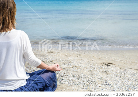 Woman meditating at the sea 20362257