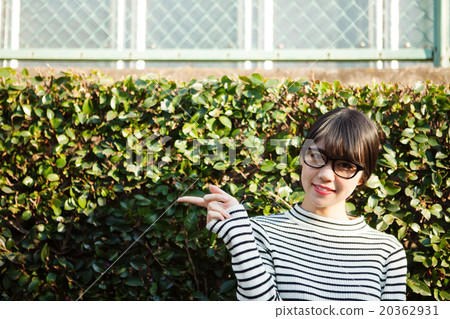 二十多歲的女人走路 20362931