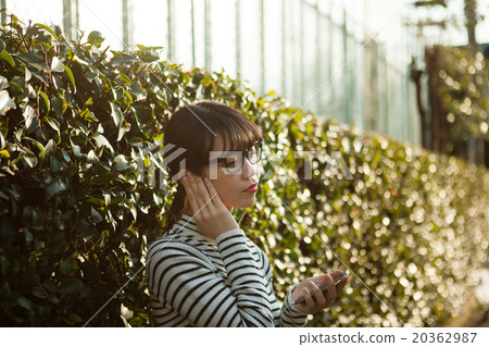 Women in their twenties walking 20362987