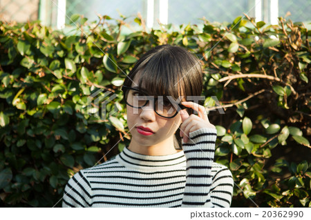 Women in their twenties walking 20362990