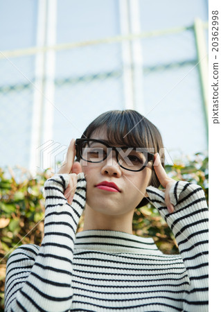 二十多歲的女人走路 20362998