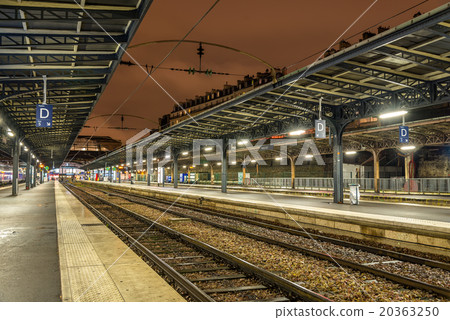 Platforms of the Paris-Est station at night Platforms of the Paris-Est station at night 20363250