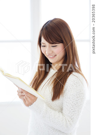 讀一本書的女人 20365398