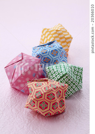 Origami Paper Blow Ball 5 Pink Back Vertical Position Rolled Up Paper 20366010