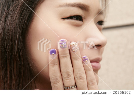 女人的手和紫色指甲的錢包 女人的手和紫色指甲的錢包 20366102