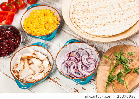 Tortilla with a mix of ingredients 20370953