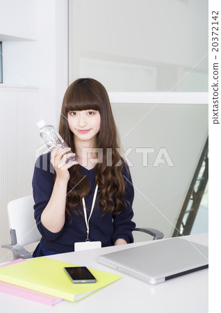 一個女人拿著一個塑料瓶（辦公室） 20372142