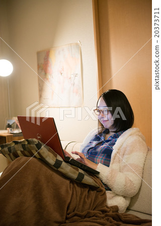 一個在家裡上網的女人 20373711