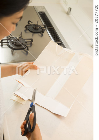 回收牛奶紙盒的小姐 20377720