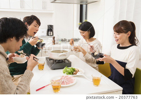 4名吃涮涮鍋的年輕男女 20377763