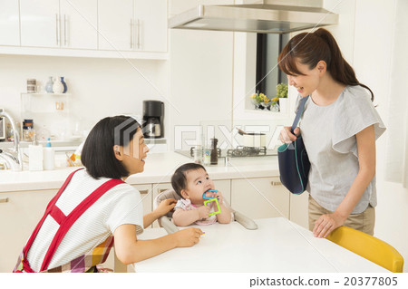 母親和保姆會和寶寶一起工作 母親和保姆會和寶寶一起工作 20377805