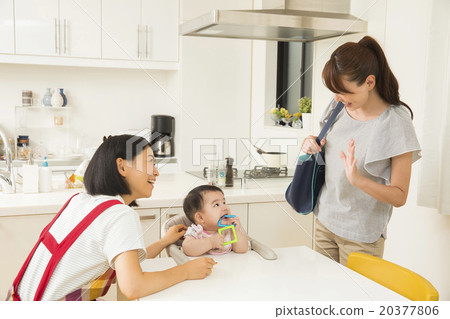 母親和保姆會和寶寶一起工作 母親和保姆會和寶寶一起工作 20377806