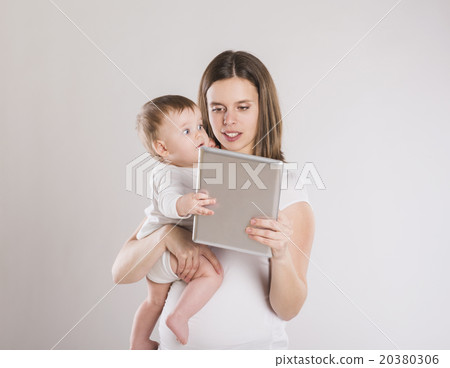 Mother with baby 20380306