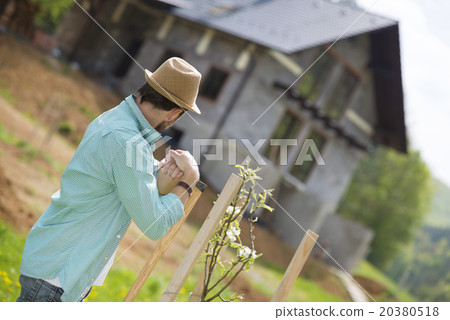 Young man working in the garden 20380518