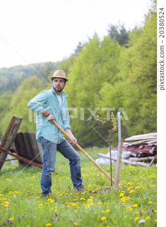 Young man working in the garden 20380524