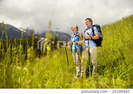 Senior couple hiking 20380985