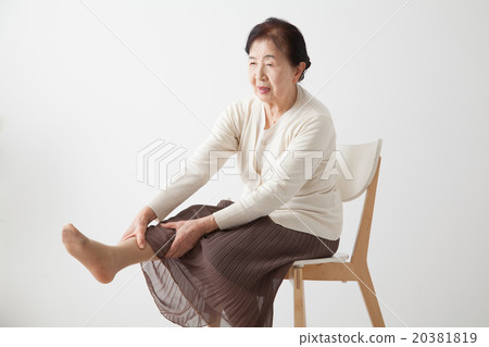 坐在高級女性椅子上伸展雙腿（康復鍛煉） 20381819