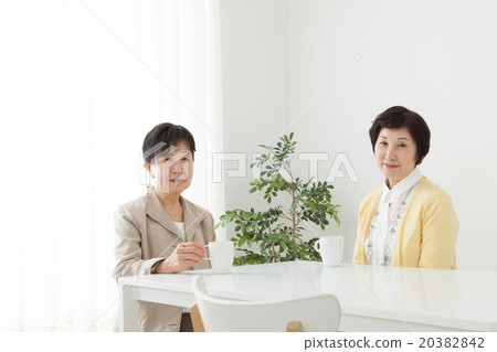 中高級女性父母和孩子的岳母 20382842