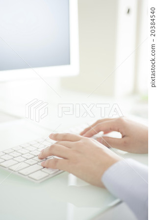 Hand woman's hand to do personal computer Hand woman's hand to do personal computer 20384540