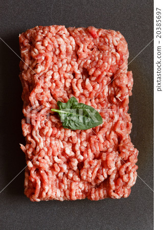 minced meat with spinach 20385697