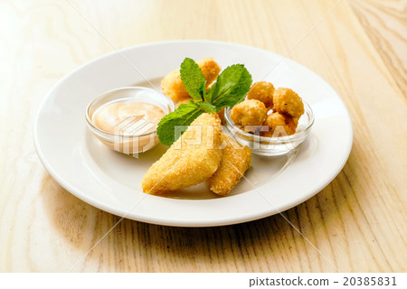 fried cheese with sauce 20385831
