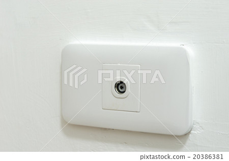 plug a TV antenna 20386381