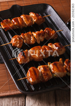 Japanese yakitori skewers of chicken on a grill 20392363