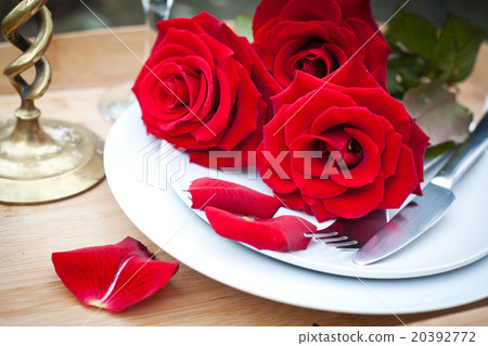 Table setting with red roses on plate Table setting with red roses on plate 20392772