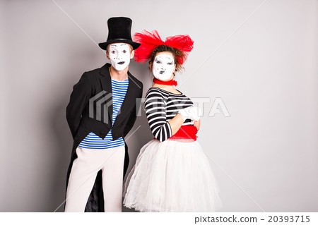 Waist-up portrait of funny mime couple with white Waist-up portrait of funny mime couple with white 20393715