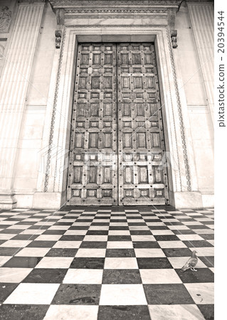 door st paul cathedral in london   20394544