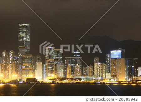 從九龍灣看的香港夜視圖 20395942