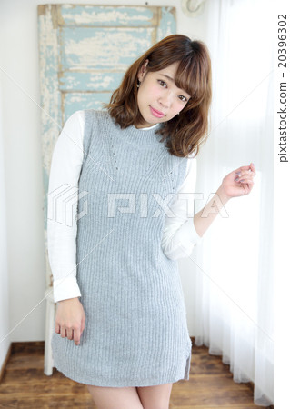 Young lady's hair style Young lady's hair style 20396302