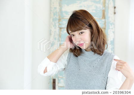 Young lady's hair style Young lady's hair style 20396304