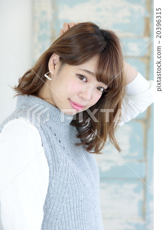 年輕女士的髮型 20396315