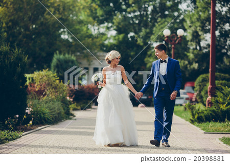 Beautiful wedding couple walkin 20398881