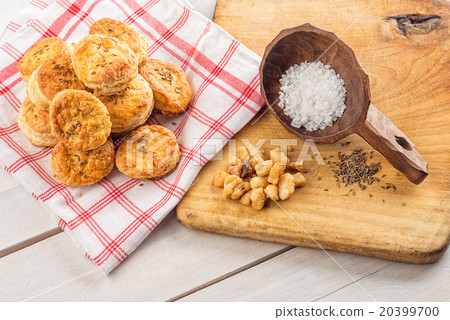 Salt and cumin snacks with pork cracklings 20399700