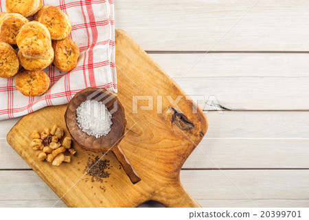 Salt and cumin snacks with pork cracklings 20399701