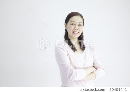 Women in forties refreshing and smiling armwork Nature light portrait Women in forties refreshing and smiling armwork Nature light portrait 20401441