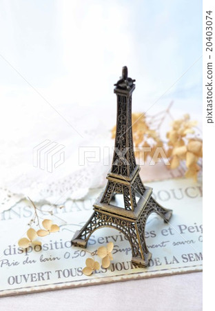 Eiffel Tower Figurines and Dry Flowers Eiffel Tower Figurines and Dry Flowers 20403074