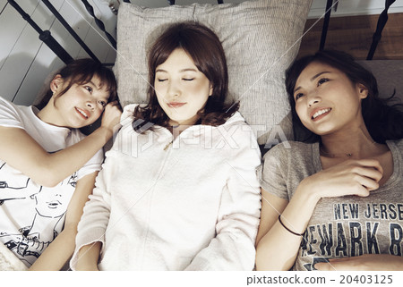 A woman who speaks in bed A woman who speaks in bed 20403125