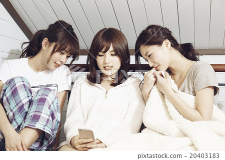 一個在床上說話的女人 20403183